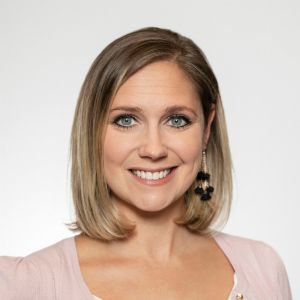 https://f.hubspotusercontent40.net/hubfs/4660248/Doctor%20Images%20Resized%20300x300/Elisabeth_PA.jpg